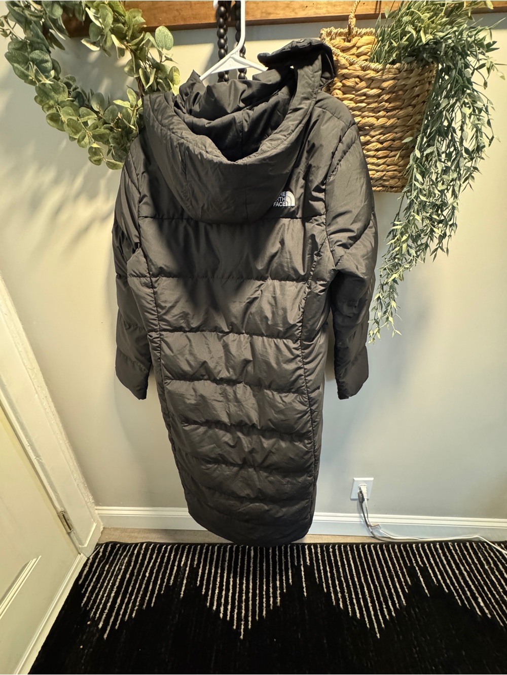 The North Face Women's Long Black Down Puffer Coat with Hood - Picture 9 of 12